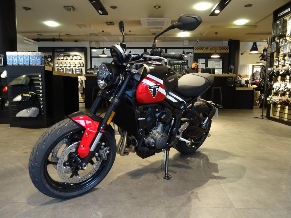 TRIUMPH TRIDENT 660
